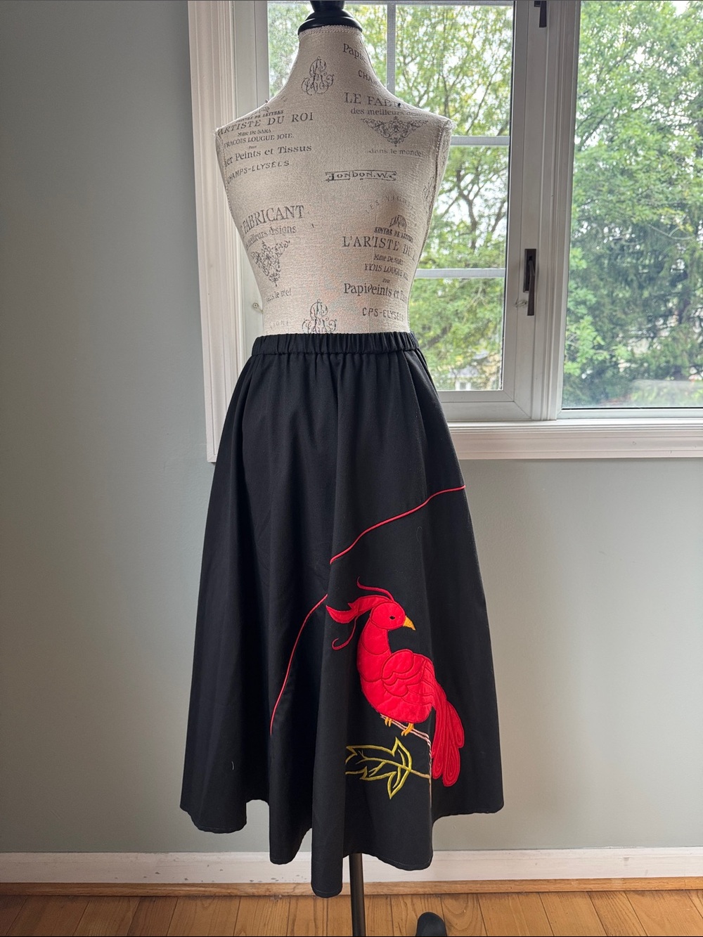 Flo-Ree’s cotton blend black full skirt embroidered bird 80’s XS-S